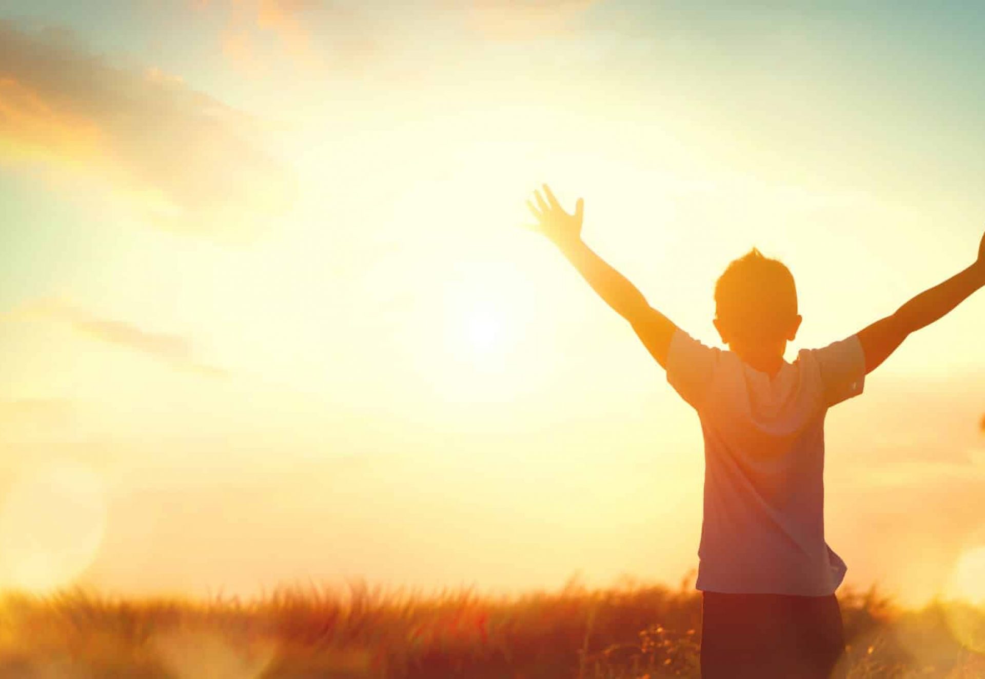 Enfant levant les bras